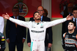 Podium: winnaar Lewis Hamilton, Mercedes AMG F1, derde Sergio Perez, Sahara Force India