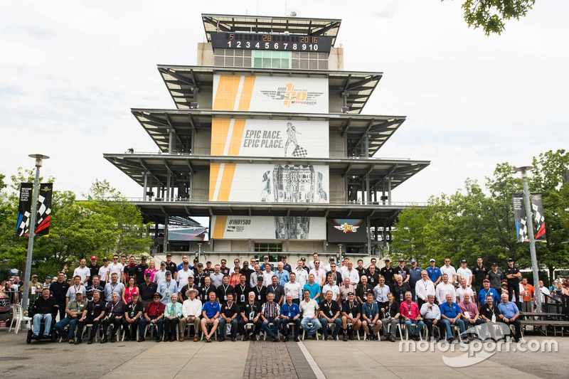 Indy 500“元老们”与第100届Indy 500全体车手合影
