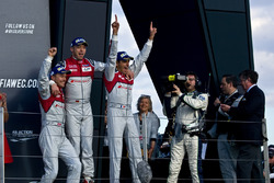 #7 Audi Sport Team Joest Audi R18: Marcel Fässler, Andre Lotterer, Benoit Tréluyer racewinnaars