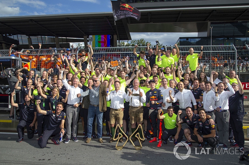 Racewinnaar Max Verstappen, Red Bull Racing viert feest met het team