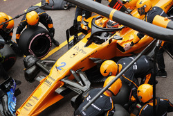Stoffel Vandoorne, McLaren MCL33, pit stop