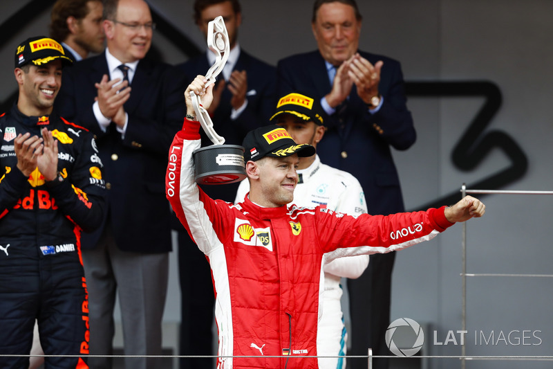 Podio: segundo lugar Sebastian Vettel, Ferrari, levanta su trofeo