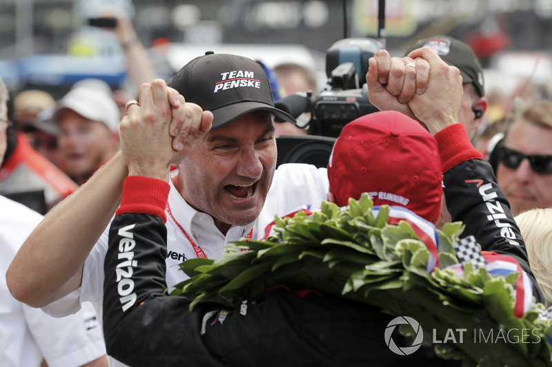 Will Power, Team Penske Chevrolet riceve le congratulazioni di Tim Cindric