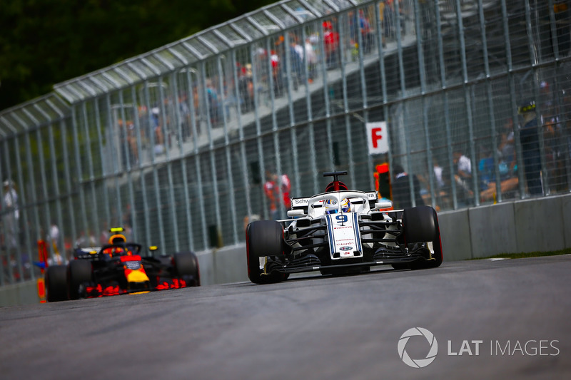 Marcus Ericsson, Sauber C37, precede Max Verstappen, Red Bull Racing RB14
