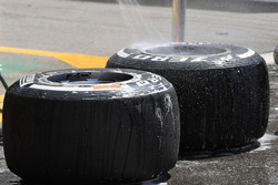 Механік Red Bull Racing миє шини Pirelli