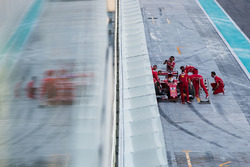 Sebastian Vettel, Ferrari SF70H, es atendido por el equipo