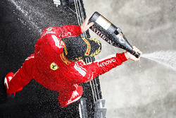 Podyum: Yarış galibi Sebastian Vettel, Ferrari