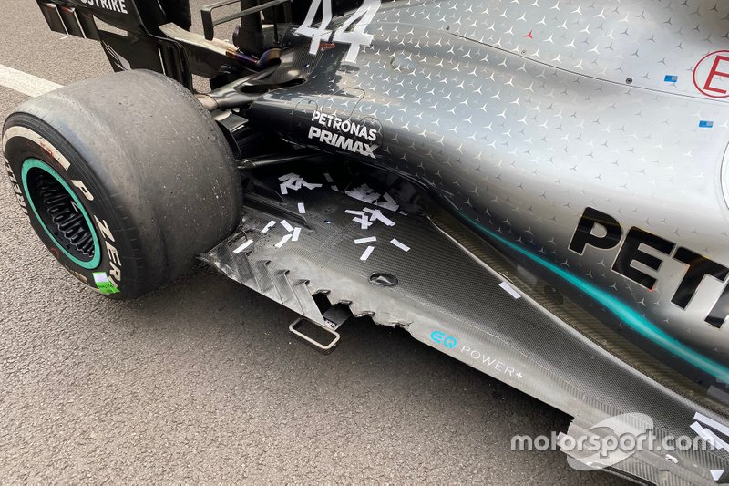 Daños en el piso del coche de Lewis Hamilton, Mercedes AMG F1 W10