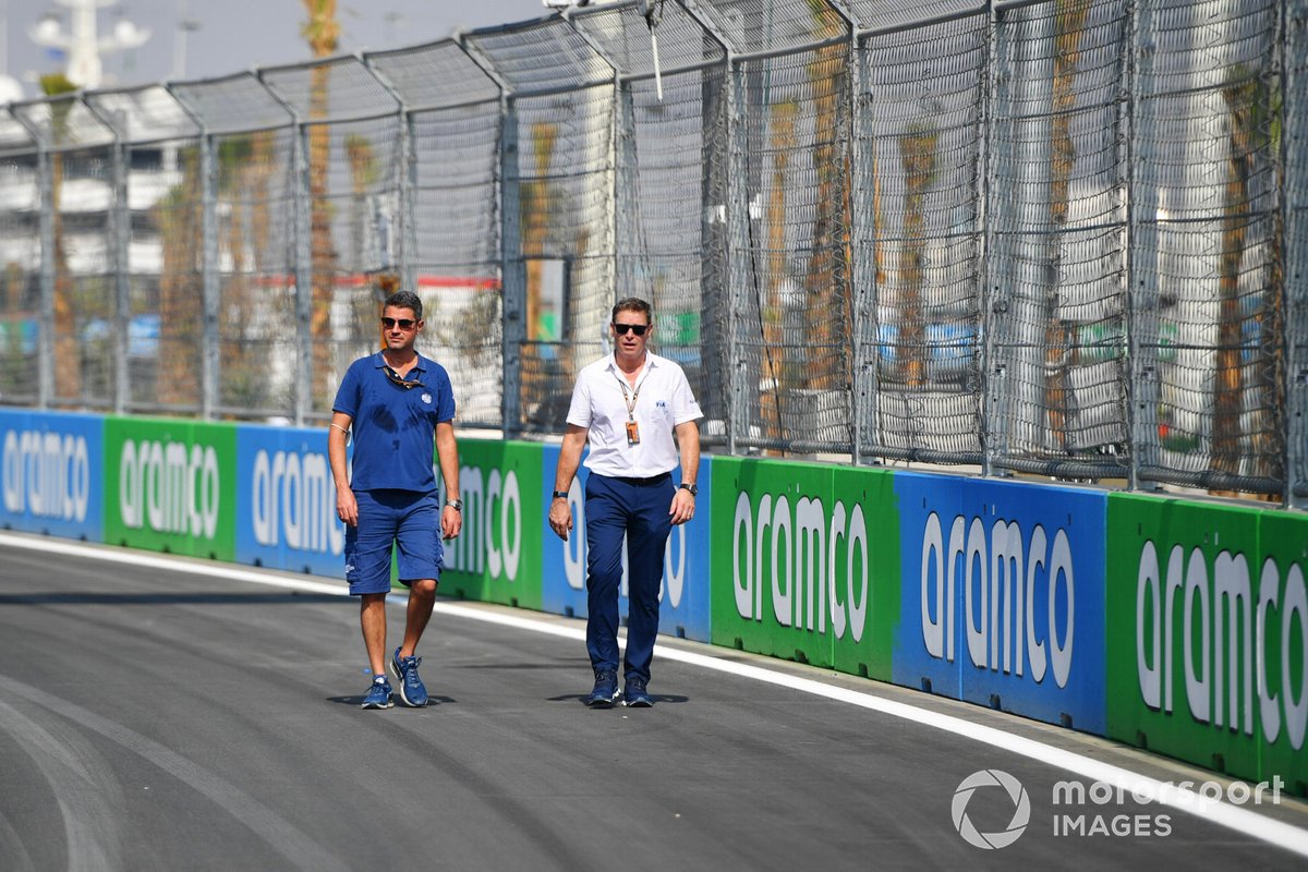 Michael Masi, director de carrera, recorre la pista con un colega de la FIA