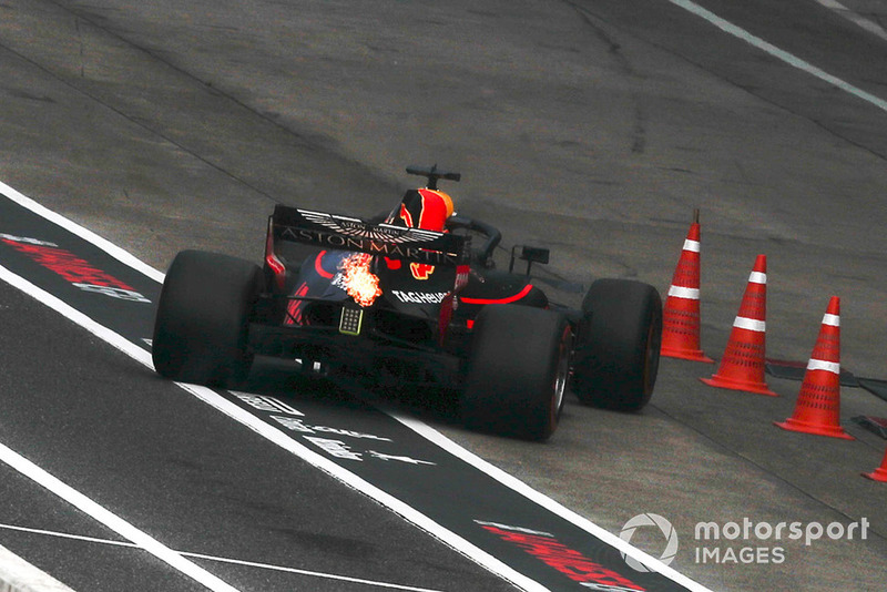 Daniel Ricciardo, Red Bull Racing RB14 breaking down in the pit lane in Q2