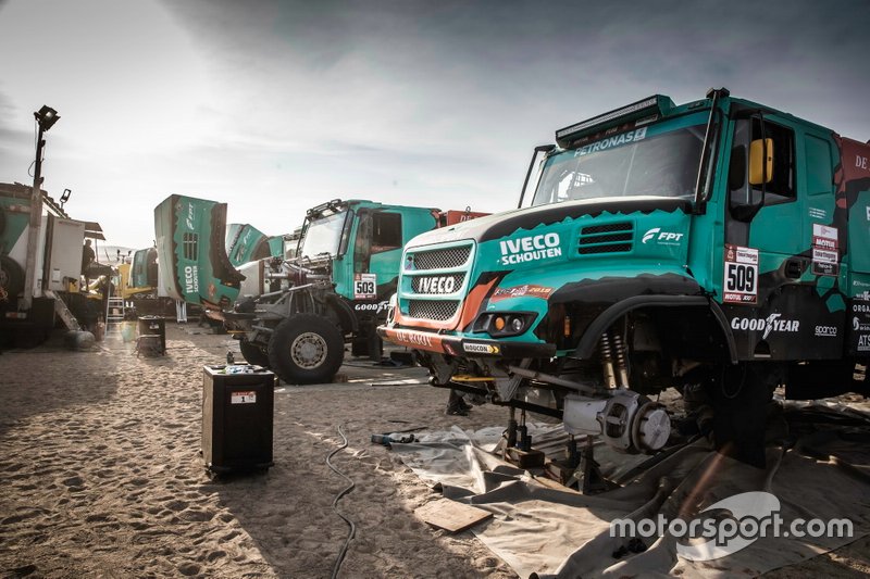 Ecco il team Petronas De Rooy Iveco al bivacco nella sabbia