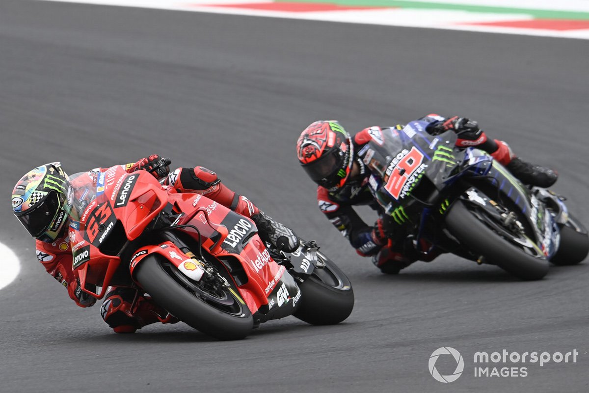 Francesco Bagnaia, Ducati Team, menahan laju Fabio Quartararo, Yamaha Factory Racing, dalam MotoGP San Marino 2021 di Misano World Circuit Marco Simoncelli.