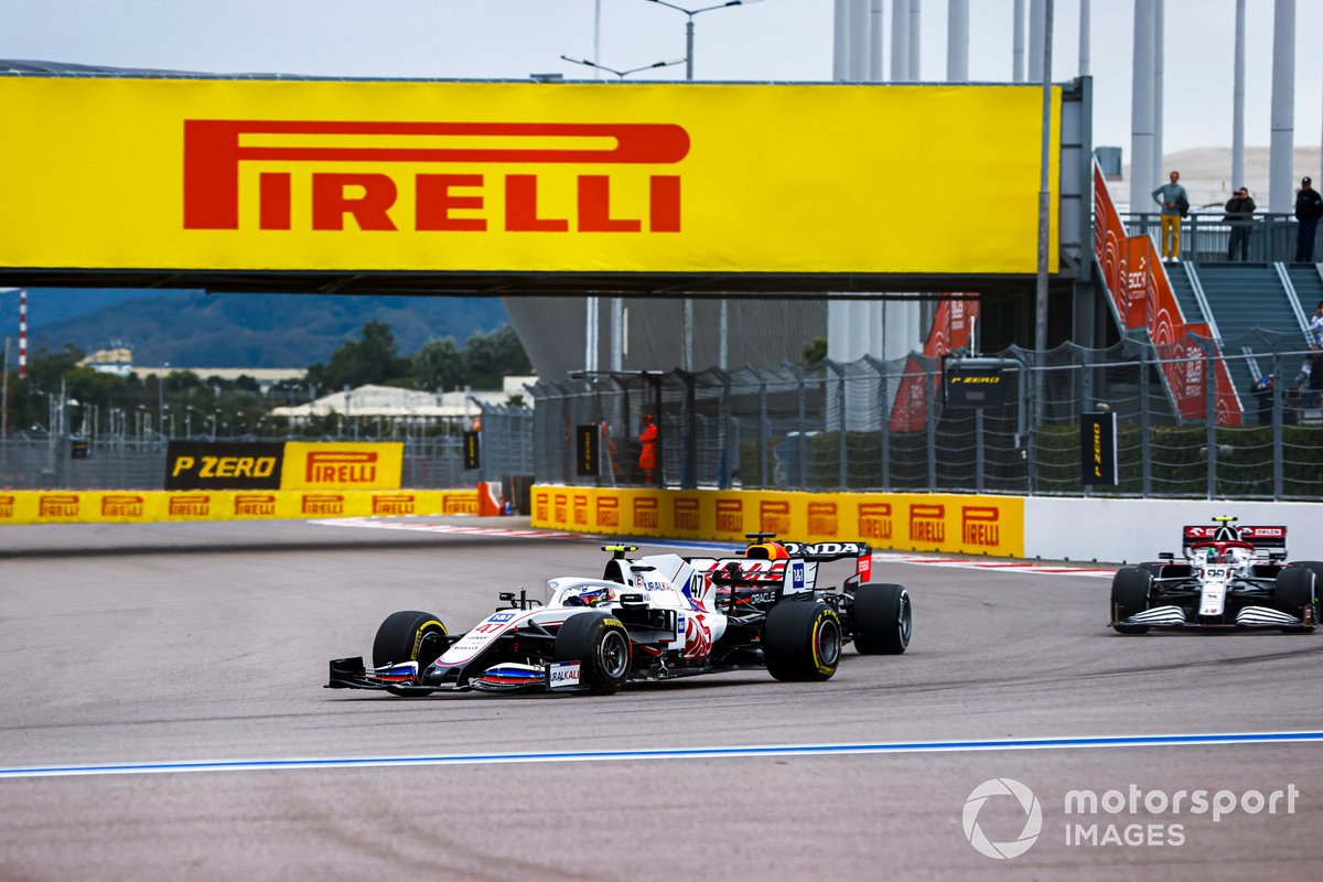 Mick Schumacher, Haas VF-21, Antonio Giovinazzi, Alfa Romeo Racing C41, and Max Verstappen, Red Bull Racing RB16B