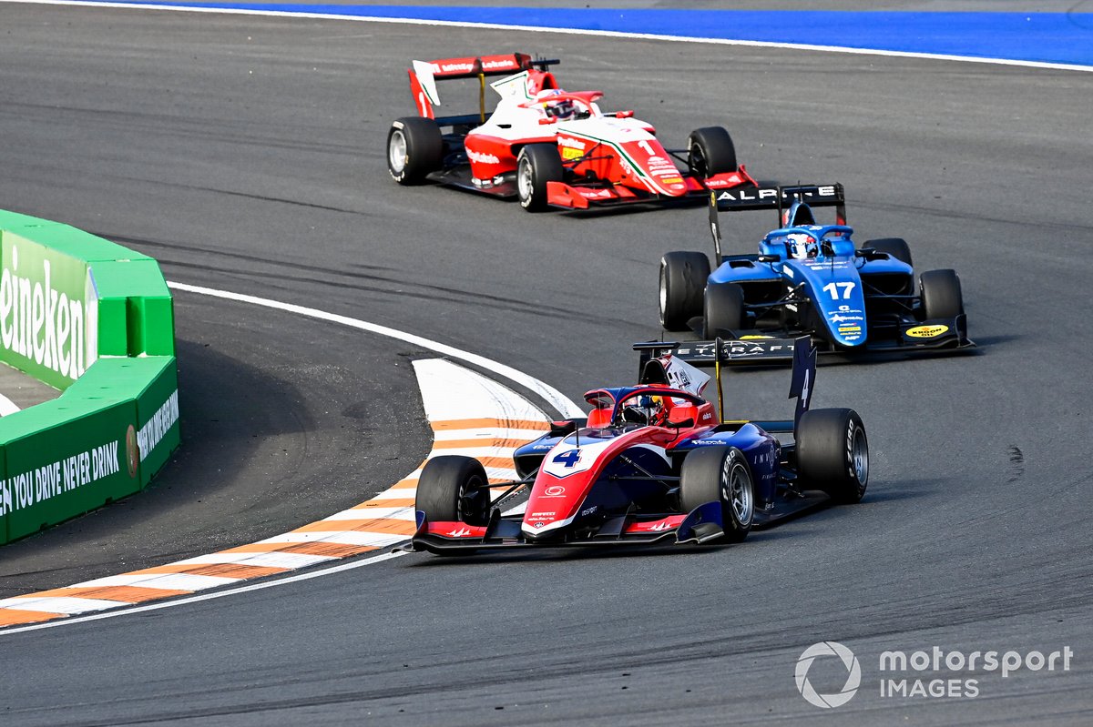 Jack Doohan, Trident, Victor Martins, MP Motorsport dan Dennis Hauger, Prema Racing saat bertarung di Race 1 FIA F3 Belanda.