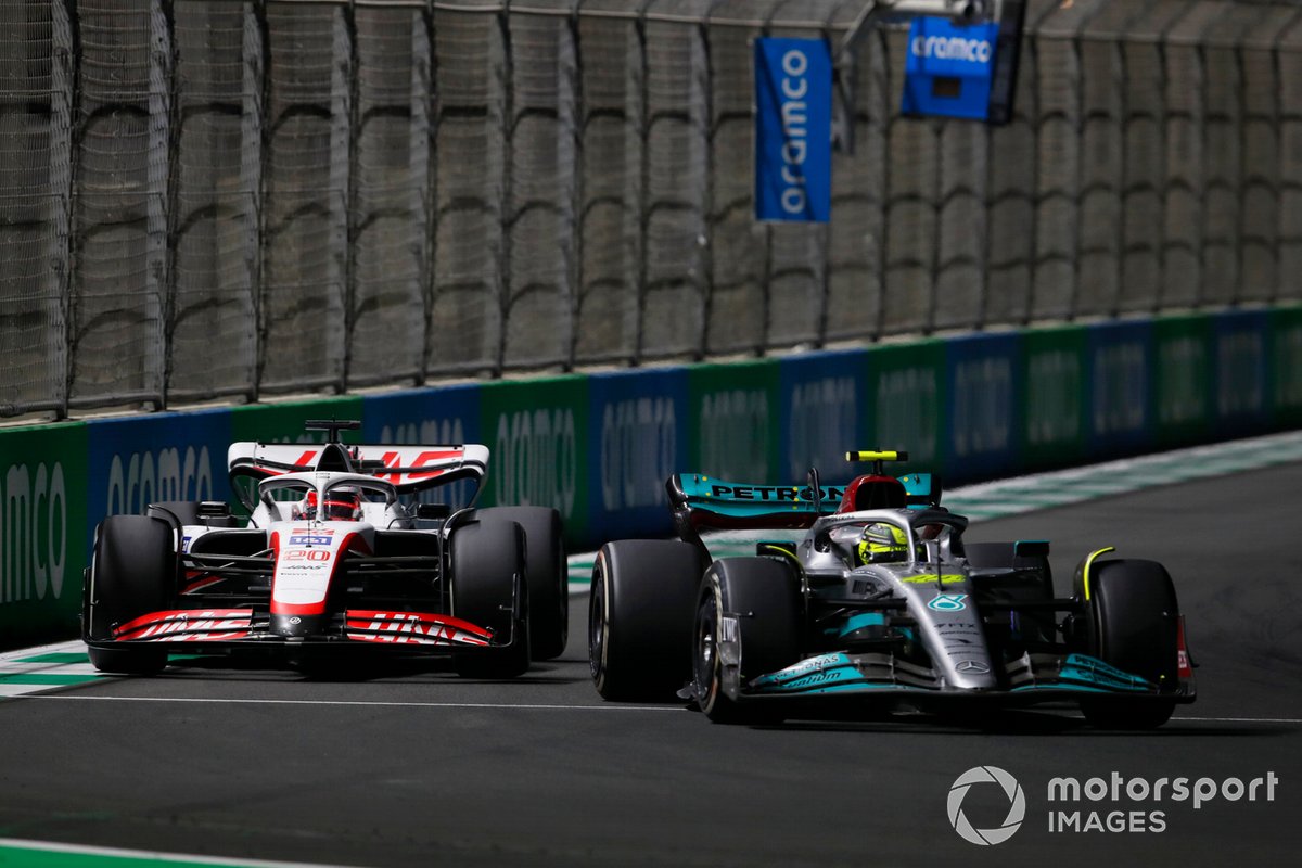 Lewis Hamilton, Mercedes W13, Kevin Magnussen, Haas VF-22