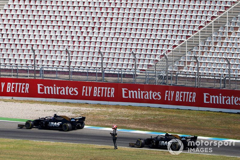 Romain Grosjean, Haas F1 Team VF-19, passe la voiture arrêtée de Kevin Magnussen, Haas F1 Team VF-19