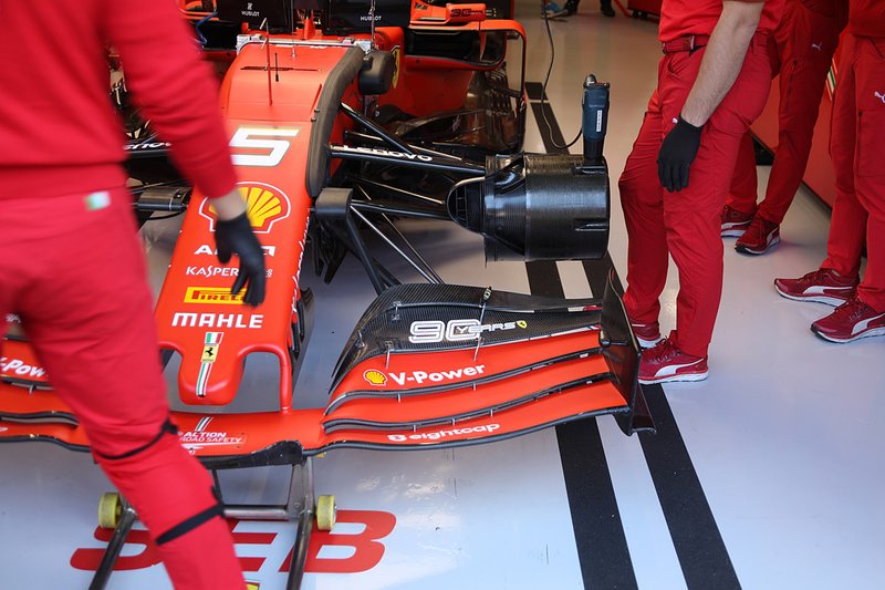 La Ferrari SF90 di Sebastian Vettel strumentata sul lato sinistro durante la prima sessione di libere del GP del Belgio