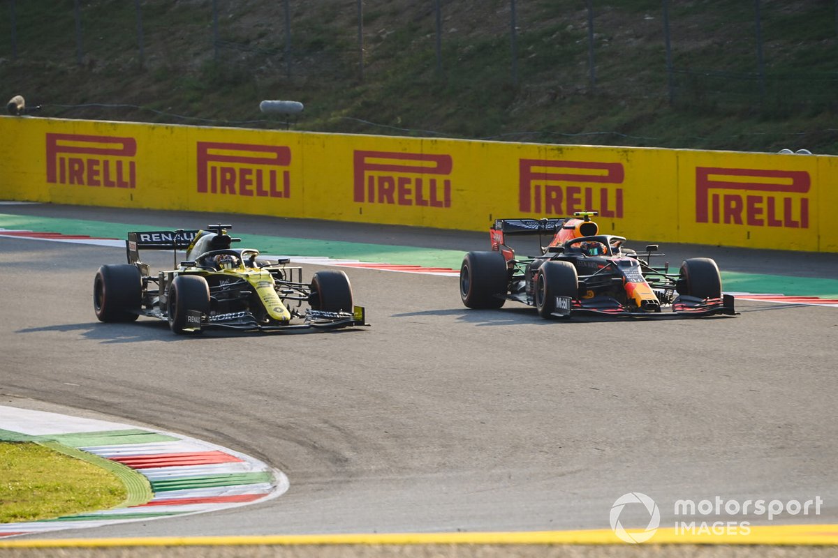 Daniel Ricciardo, Renault F1 Team R.S.20, battles with Alex Albon, Red Bull Racing RB16