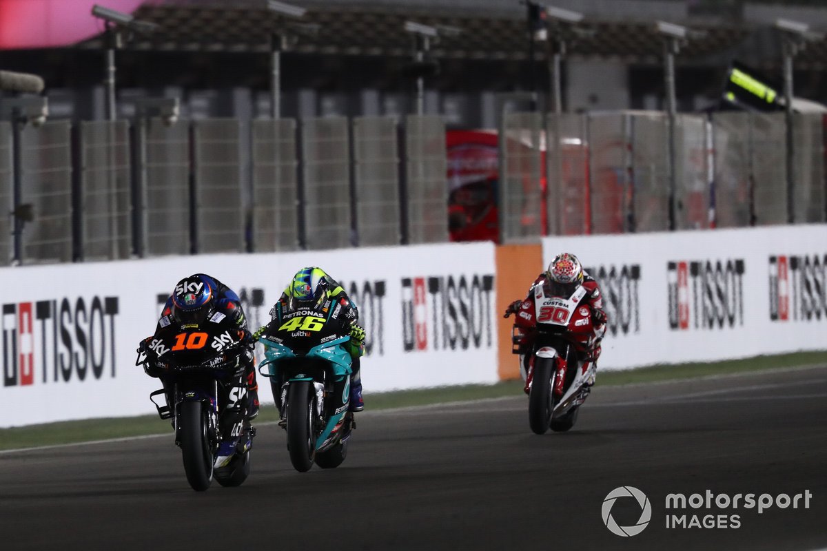 Pembalap Petronas Yamaha SRT, Valentino Rossi (tengah), berusaha mengejar adiknya, Luca Marini (Sky Esponsorama Racing) pada MotoGP Doha 2021.