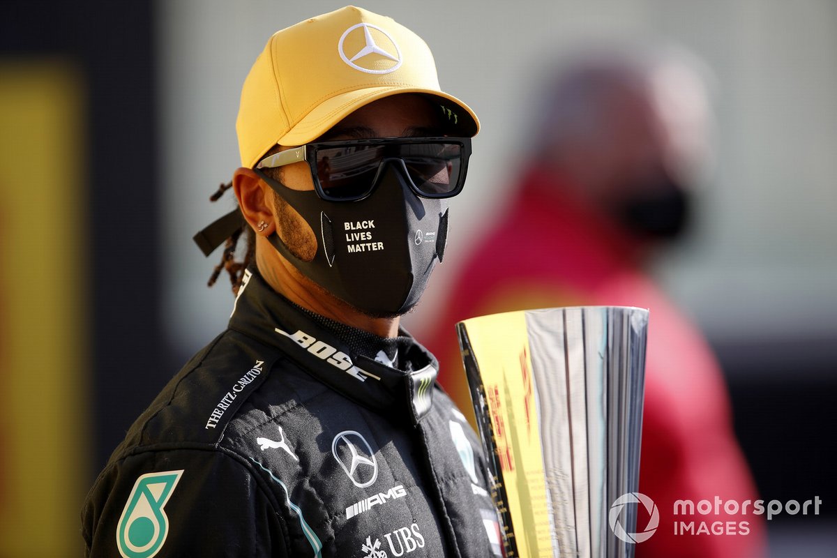 Lewis Hamilton, Mercedes-AMG F1 menerima penghargaan DHL Fastest Lap