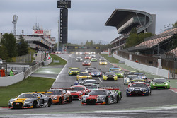 Start: #17 Belgian Audi Club Team WRT Audi R8 LMS: Stuart Leonard, Robin Frijns, Jake Dennis vooraan