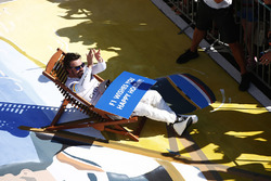 Fernando Alonso, McLaren, desea a todos unas felices vacaciones después de la carrera