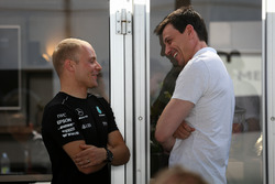 Valtteri Bottas, Mercedes AMG F1 y Toto Wolff, Mercedes AMG F1 Director de Motorsport