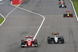 Sebastian Vettel, Ferrari SF16-H en Sergio Perez, Sahara Force India F1 VJM09