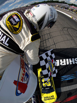 Matt Kenseth, Joe Gibbs Racing Toyota prende la bandiera a scacchi