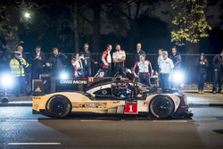 Merk Webber met de Porsche 919 Hybrid LMP1 in Londen