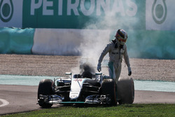 Льюіс Хемілтон, Mercedes AMG F1 W07 Hybrid сходить з дистанції з палаючим двигуном