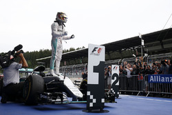 Race winner Lewis Hamilton, Mercedes AMG F1 celebrates