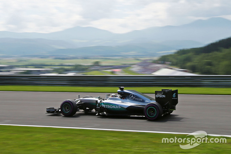 #27: Lewis Hamilton, Mercedes F1 W07 Hybrid, Spielberg 2016: 1:07,922