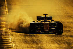 Stoffel Vandoorne, McLaren MCL32 locks up under braking