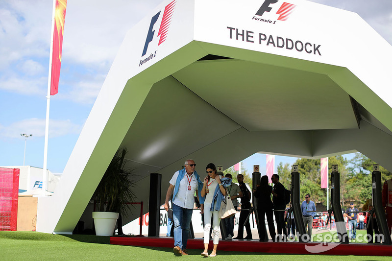 Dietrich Mateschitz, CEO en oprichter van Red Bull, komt de F1-paddock binnen