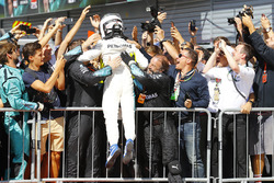 Segundo, Valtteri Bottas, Mercedes AMG F1, celebra con su equipo.