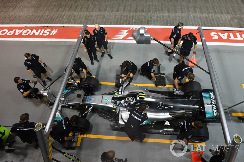 Valtteri Bottas, Mercedes AMG F1 W08 pit stop