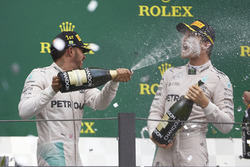 Podium: winnaar Lewis Hamilton, Mercedes AMG F1, tweede Nico Rosberg, Mercedes AMG F1