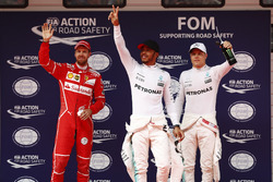 Qualifiche Top 3: Lewis Hamilton, Mercedes AMG, Sebastian Vettel, Ferrari, e Valtteri Bottas, Merced