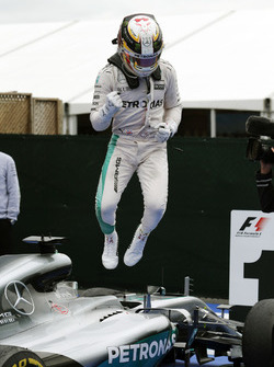 Winnaar Lewis Hamilton, Mercedes AMG F1 viert op het podium in parc ferme
