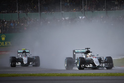 Lewis Hamilton, Mercedes AMG F1 W07 Hybrid vor Nico Rosberg, Mercedes AMG F1 W07 Hybri