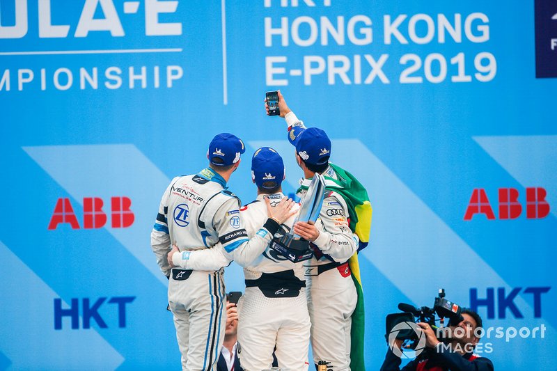 Lucas Di Grassi, Audi Sport ABT Schaeffler, troisième, prend un selfie avec le vainqueur Sam Bird, Envision Virgin Racing, et Edoardo Mortara, Venturi Formula E, deuxième