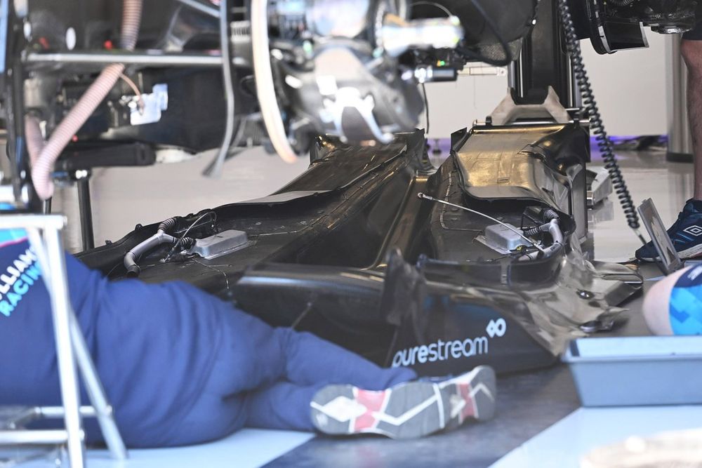 Williams FW45 deatalle del piso antes de ser colocado
