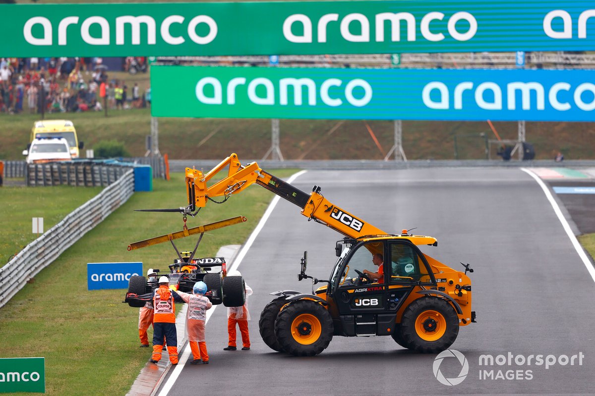 Marshal memindahkan mobil RB16B pembalap Red Bull Racing, Sergio Perez, yang rusak dalam F1 GP Hungaria 2021.