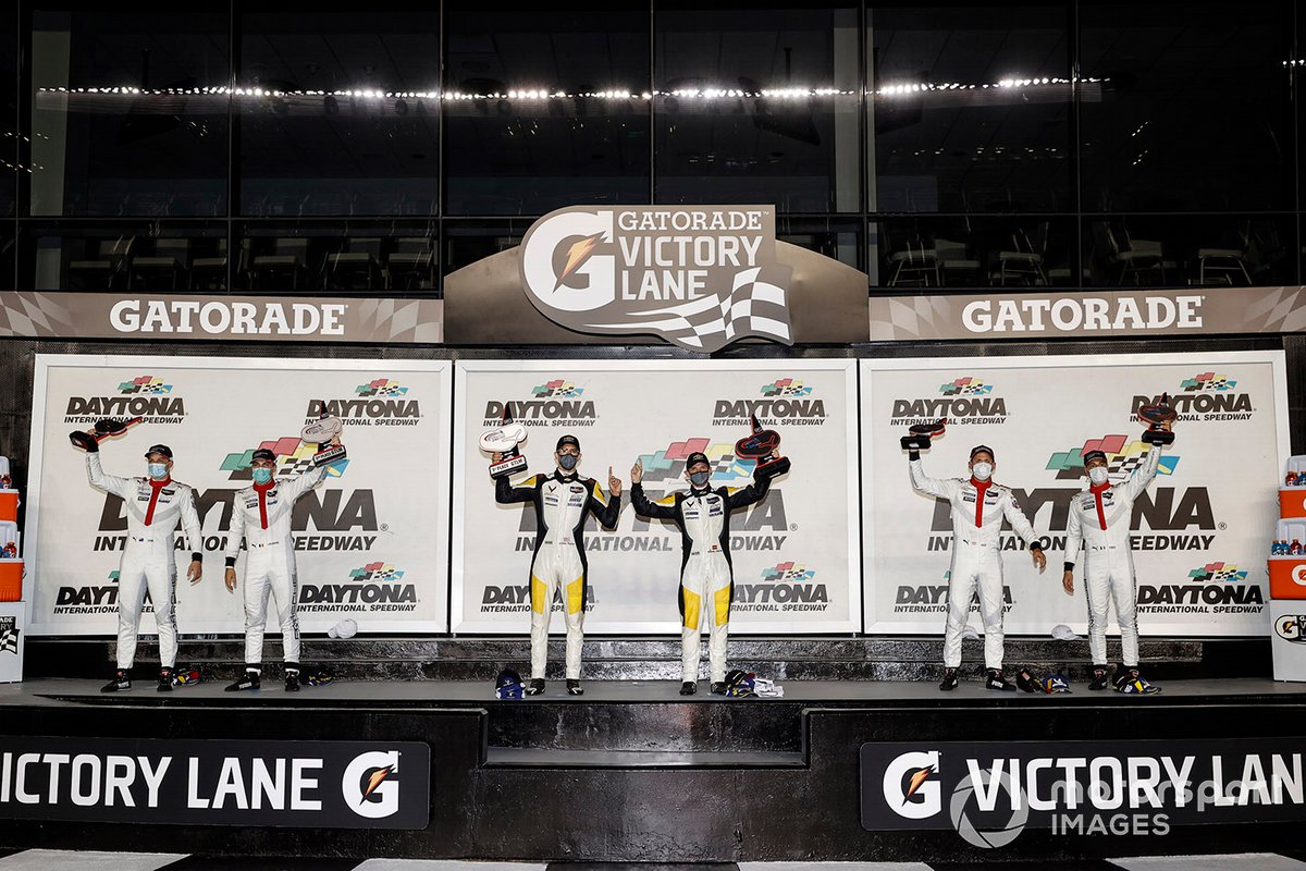 Победители зачета GTLM Corvette Racing Антонио Гарсия и Джордан Тейлор, ставшие вторыми Porsche GT Team Лоуренс Вантор и Эрл Бамбер, а также обладатели третьего места Porsche GT Team Porsche Ник Тэнди и Фредерик Маковьеки