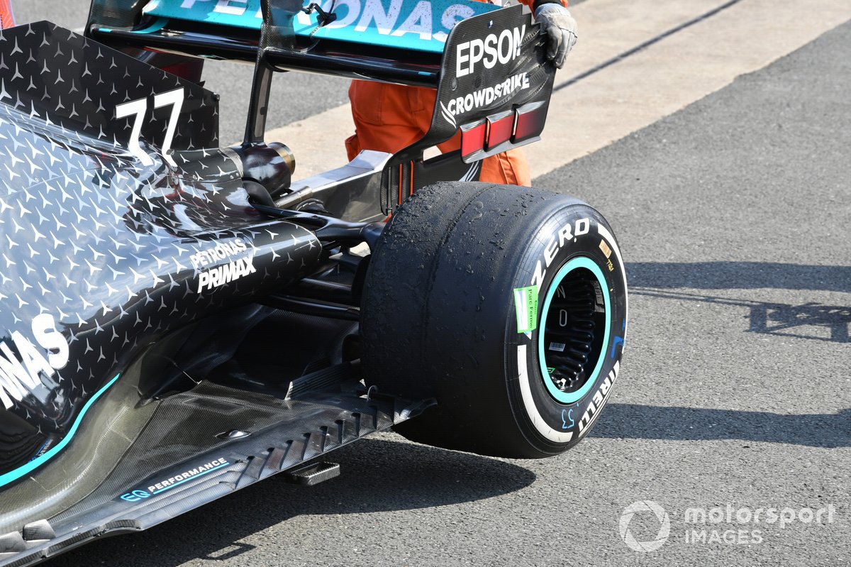 El neumático trasero desgastado del monoplaza de Valtteri Bottas, Mercedes F1 W11