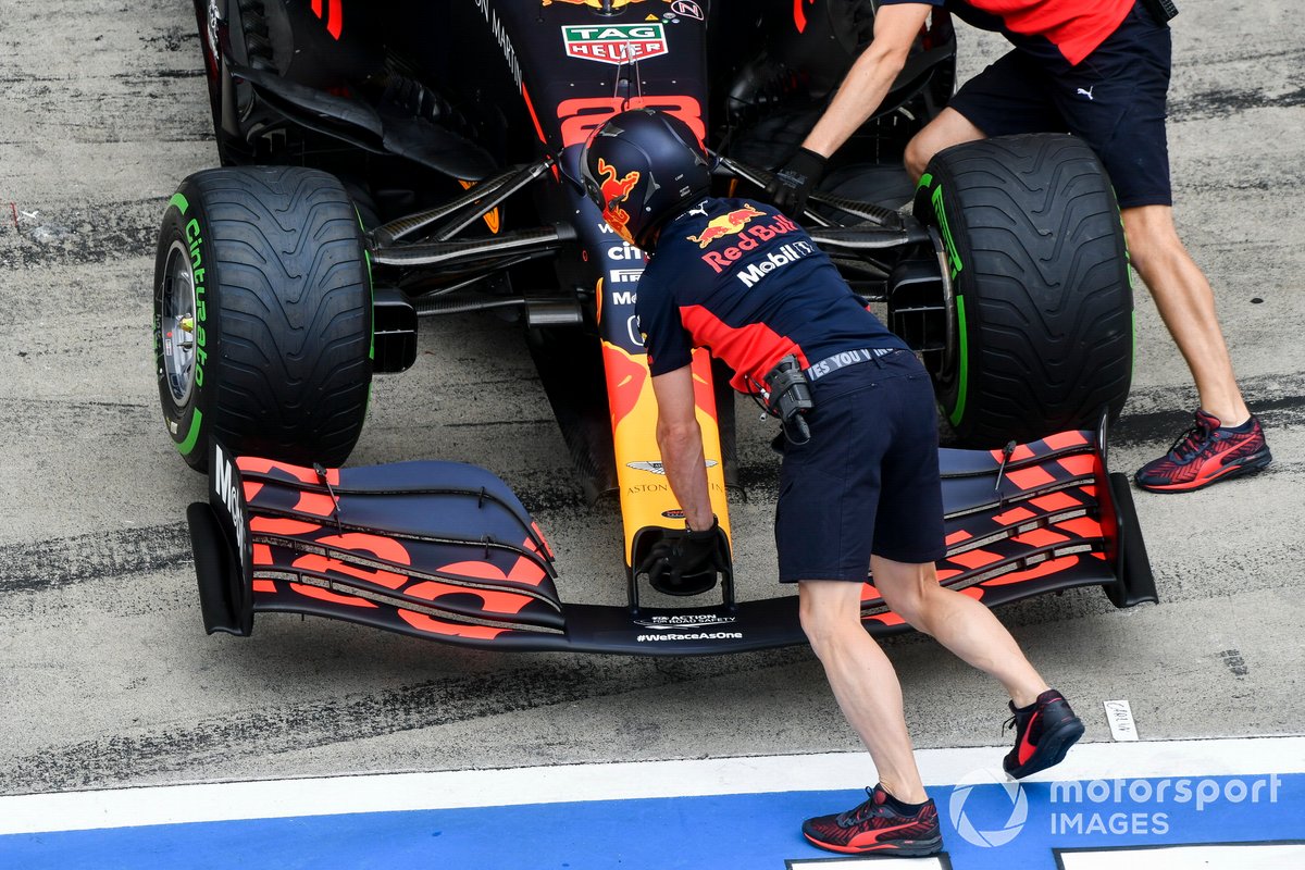 На первых гонках сезона Red Bull активно экспериментировала с разными вариантами обеих крыльев, носового обтекателя и расположенных под ним поворотных лопастей