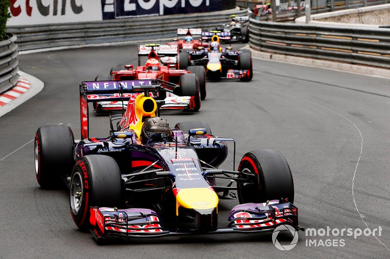Sebastian Vettel, Red Bull Racing RB10 Renault, voor Kimi Raikkonen, Ferrari F14T, Daniel Ricciardo, Red Bull Racing RB10 Renault, en Fernando Alonso, Ferrari F14T