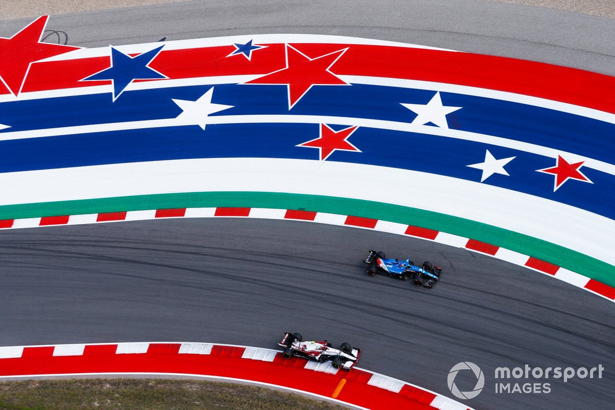Fernando Alonso, Alpine A521, adelanta a Antonio Giovinazzi, Alfa Romeo Racing C41.