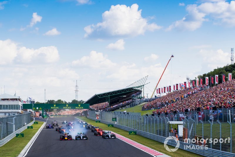 Max Verstappen, Red Bull Racing RB15, leads Valtteri Bottas, Mercedes AMG W10, Lewis Hamilton, Mercedes AMG F1 W10, and the rest of the field at the start